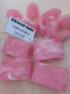 NWT Set Of 8 Bread + Butter Organika Pink Acrylic Marble Oval Napkin Rings NICE